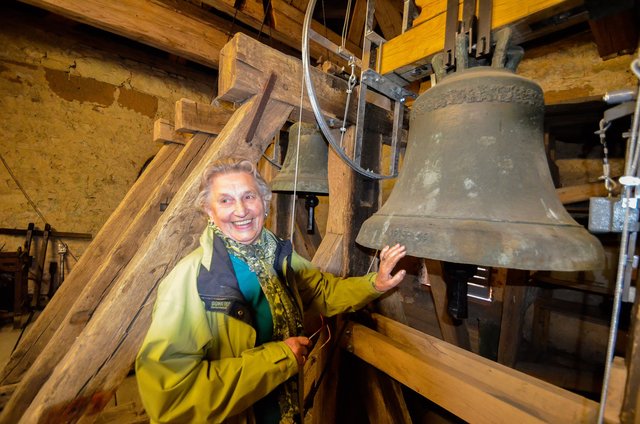 Notburga Brehm - auf dem Bild bei einer Führung durch die Hohenpölzer Kirche - erzählt vom Brauch des Brunnenschmückens zu Ostern. | Foto: Nicole Fuchsbauer