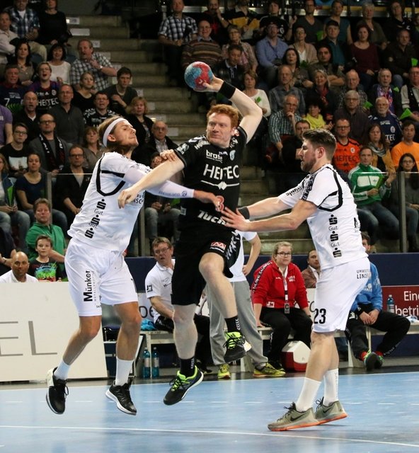 (Foto: hl-studios, Erlangen) HC Erlangen - Nicolai Theilinger mit den entscheidenden Treffern gegen Ferndorf