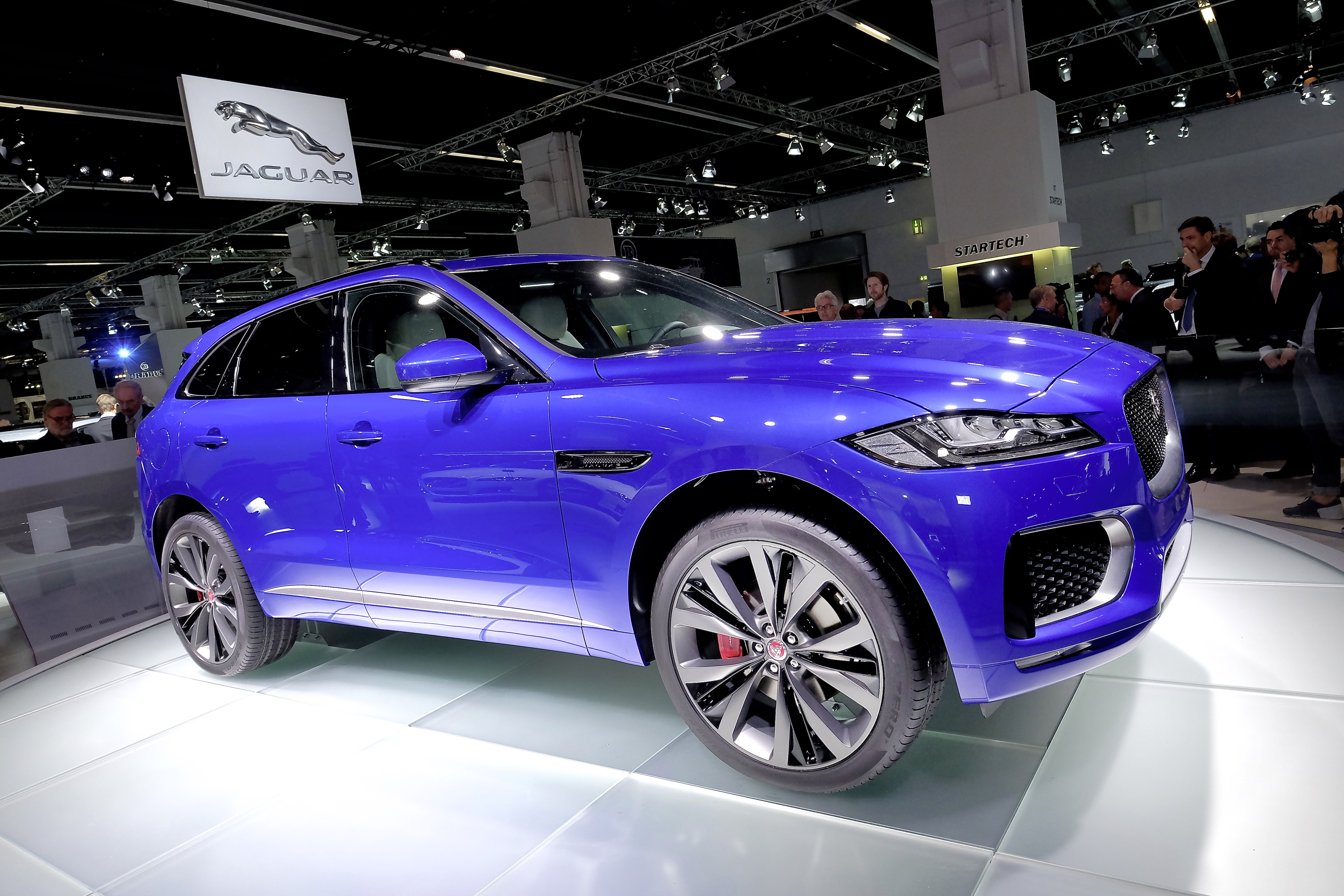 Kraftvolle Eleganz auf vier Rädern: Mit sehr kurzem vorderen Überhang, hoher Gürtellinie, flachen Greenhouse und hohen, breiten Schultern zeigt der neue F-Pace eine typische Sportwagen-Silhouette. Foto: Auto-Medienportal.Net/Manfred Zimmermann