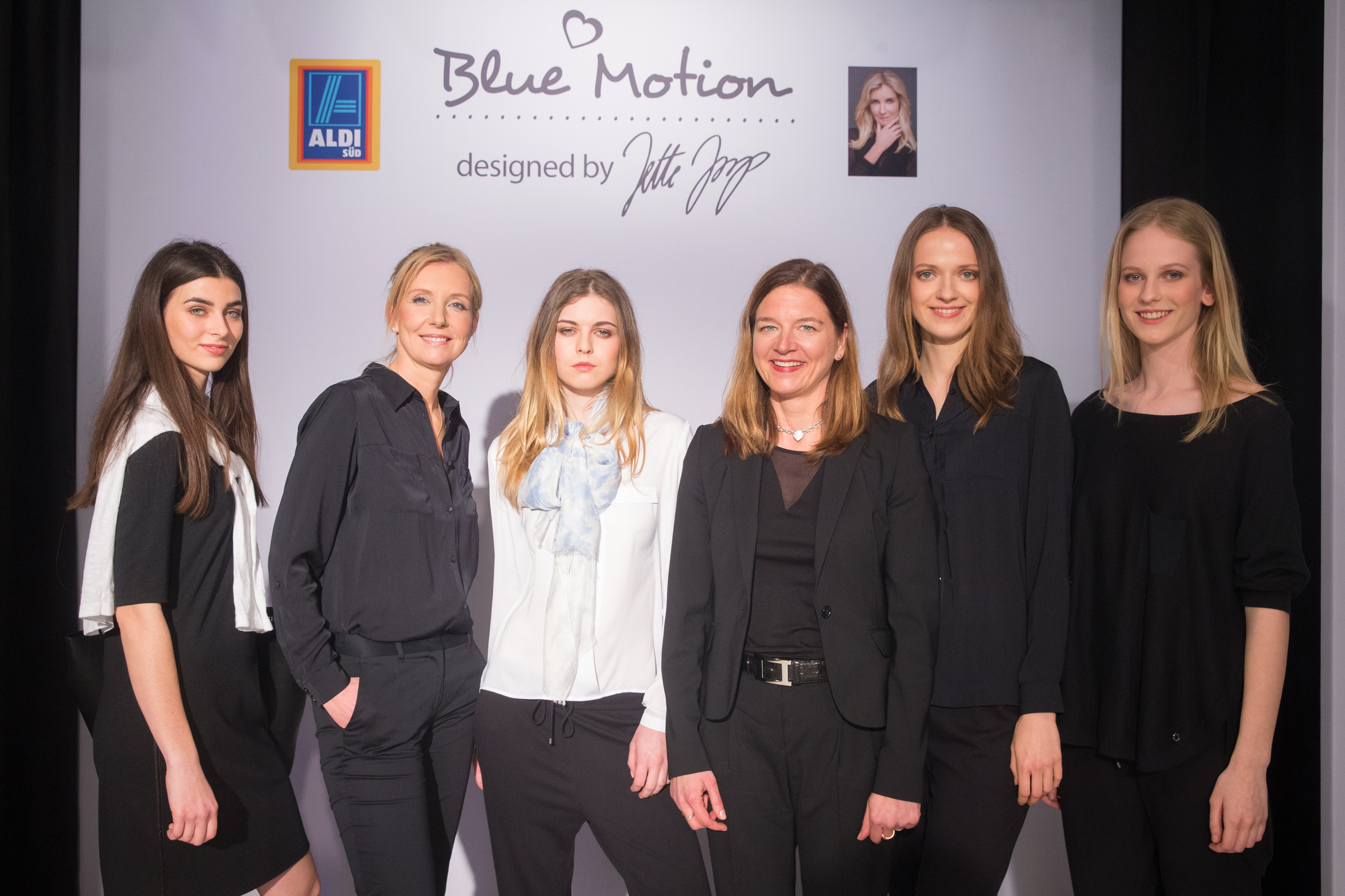 Für Kim Aline Suckow, Stellvertreterin der Geschäftsführer im Einkauf von ALDI SÜD, (3. v. r.) und Designerin Jette Joop war die Fashionshow zur Blue Motion Kollektion ein voller Erfolg.