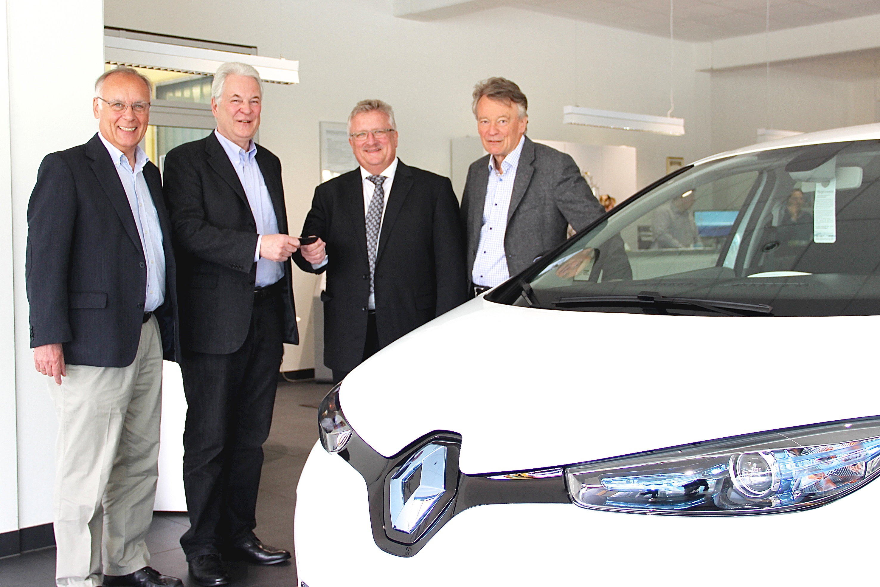 In Anwesenheit des Spenders Prof. Hermann Requard übergab Klaus-Dieter Kraus den Schlüssel für das neue Elektroauto an Lebenshilfe-Geschäftsführer Stefan Müller und Lebenshilfe-Vorsitzenden Thomas Hofmann (v.r.n.l.). Foto: tom