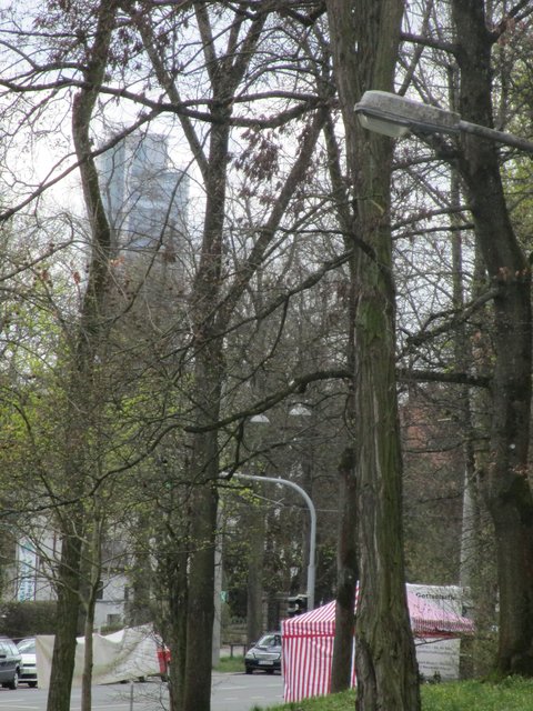 Business-Tower im Hintergrund