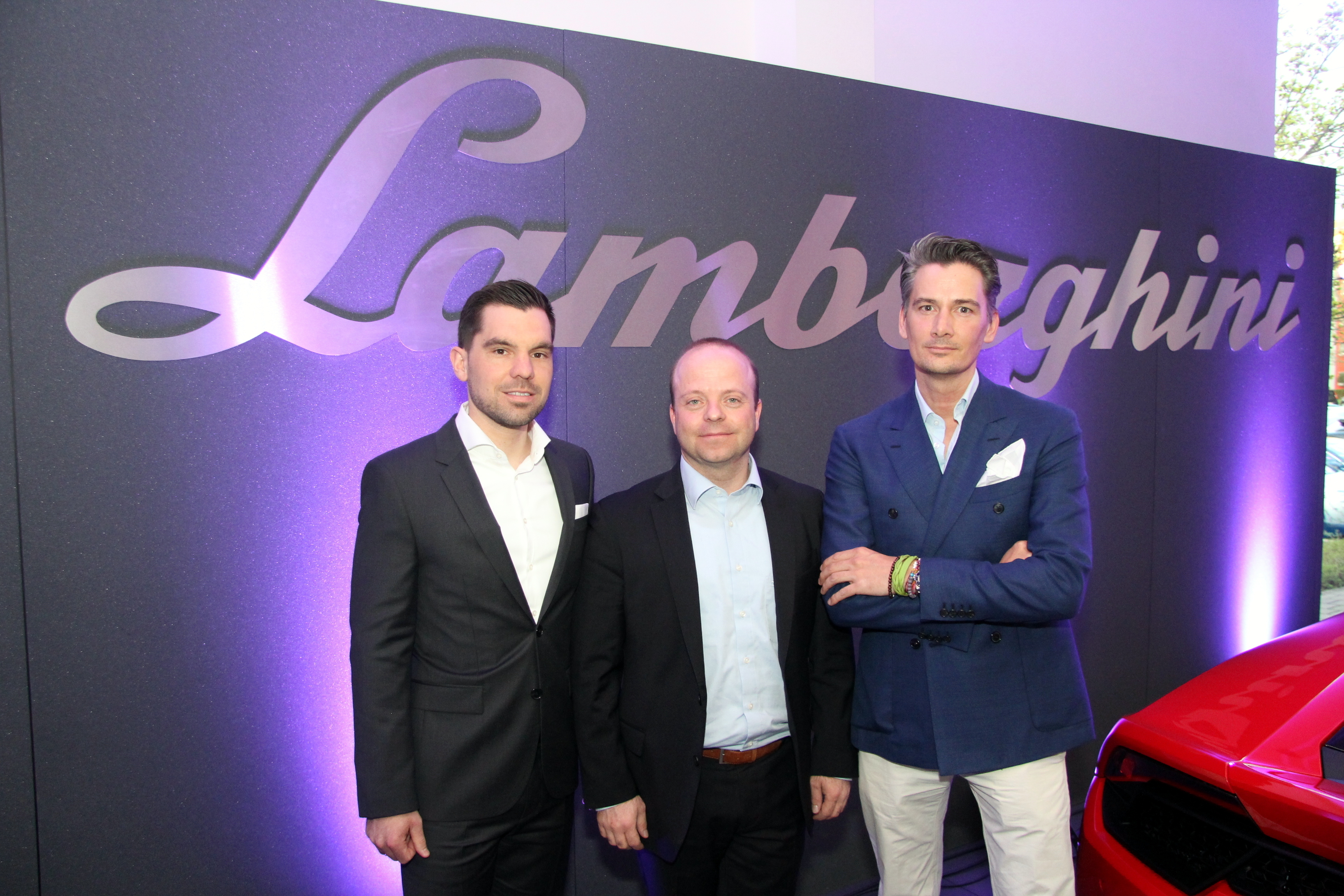 Die Gastgeber des Abends: (v.r.n.l.) Lamborghini Exclusiv-Verkäufer Peter Joachim , Darren Rogers (Geschäftsführer Auto Zentrum Nürnberg-Feser) und Verkaufsleiter Oliver Mack
