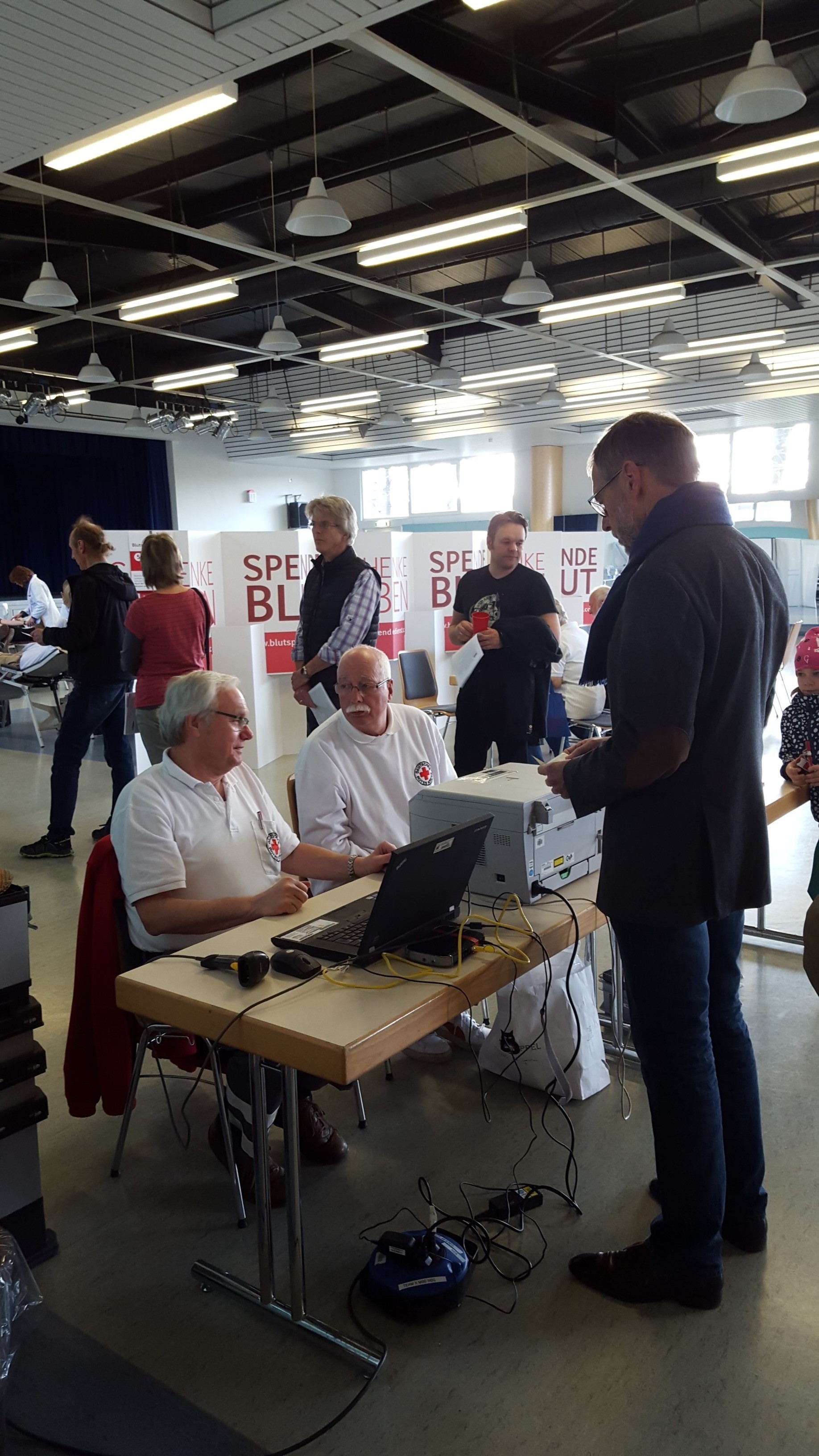 Registrierung und Anstehen bei der Blutspende in der Halle