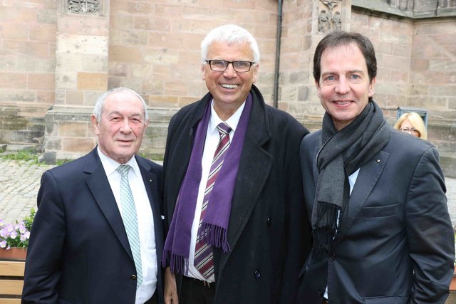 Bratwursthäusle-Wirt Werner Behringer (l.) und Symphoniker-Intendant Lucius A. Hemmer (r.) mit Ex-Landesbischof Dr. Johannes Friedrich. | Foto: bayernpress/U. Dreier