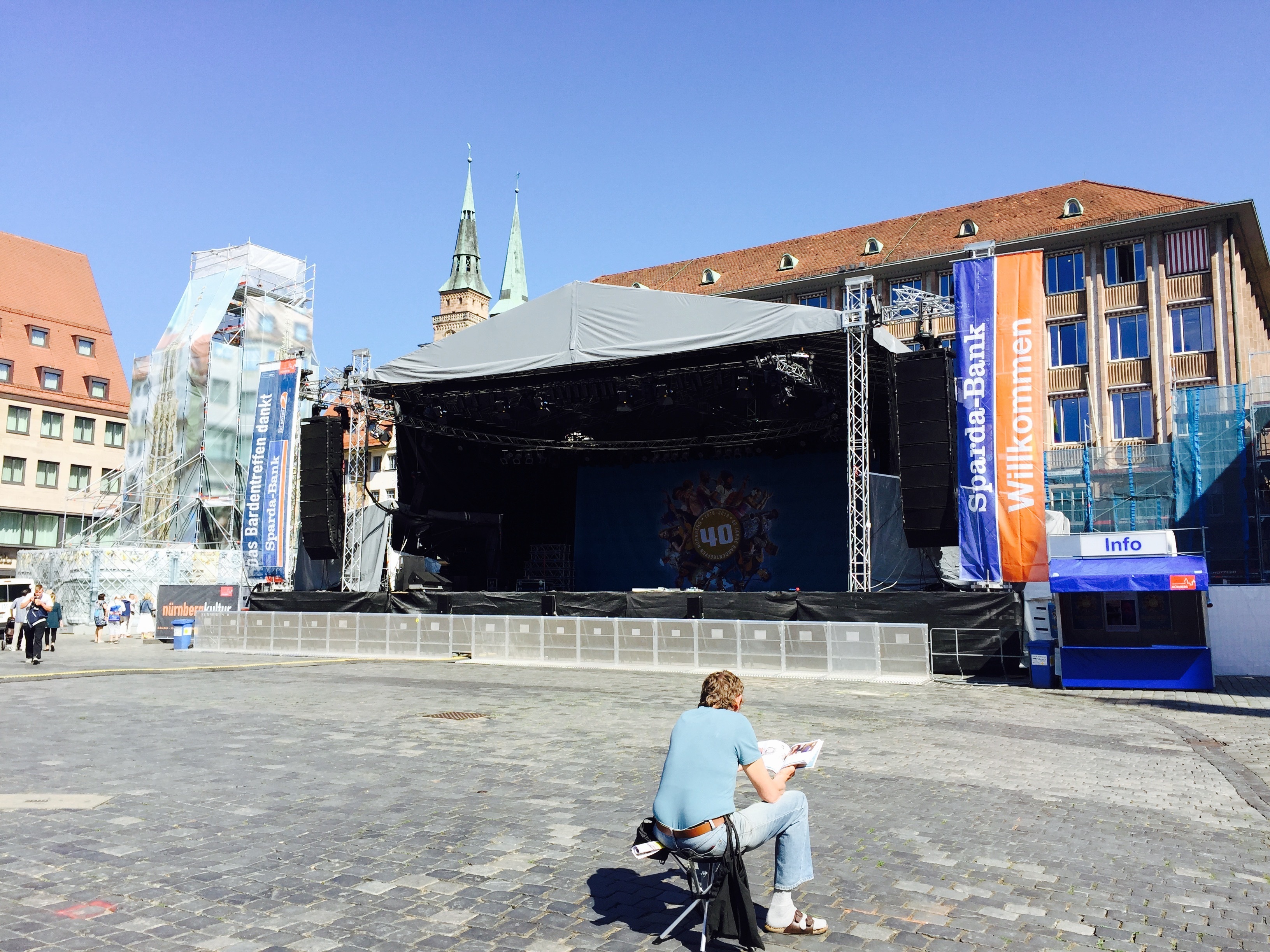 Bardentreffen Hauptbühne auf dem Hauptmarkt im vergangenen Jahr. Der einsame Zuhörer muss sich noch etwas gedulden...nächstes Bardentreffen vom 29. bis 31. Juli 2016.