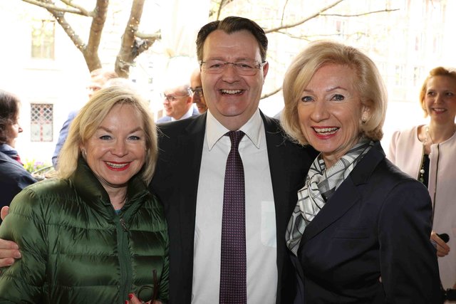 Bundestagsabgeordneter Michael Frieser mit Stadträtin Barbara Regitz (l.) und Kulturreferentin Prof. Dr. Julia Lehner. | Foto: bayernpress/U. Dreier