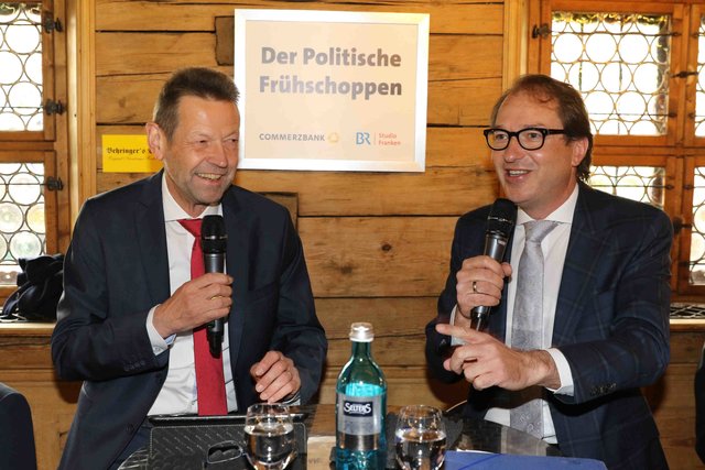 Martin Wagner (l.), Moderator des Politischen Frühschoppens, im Gespräch mit Bundesminister Alexander Dobrindt. | Foto: bayernpress/U. Dreier