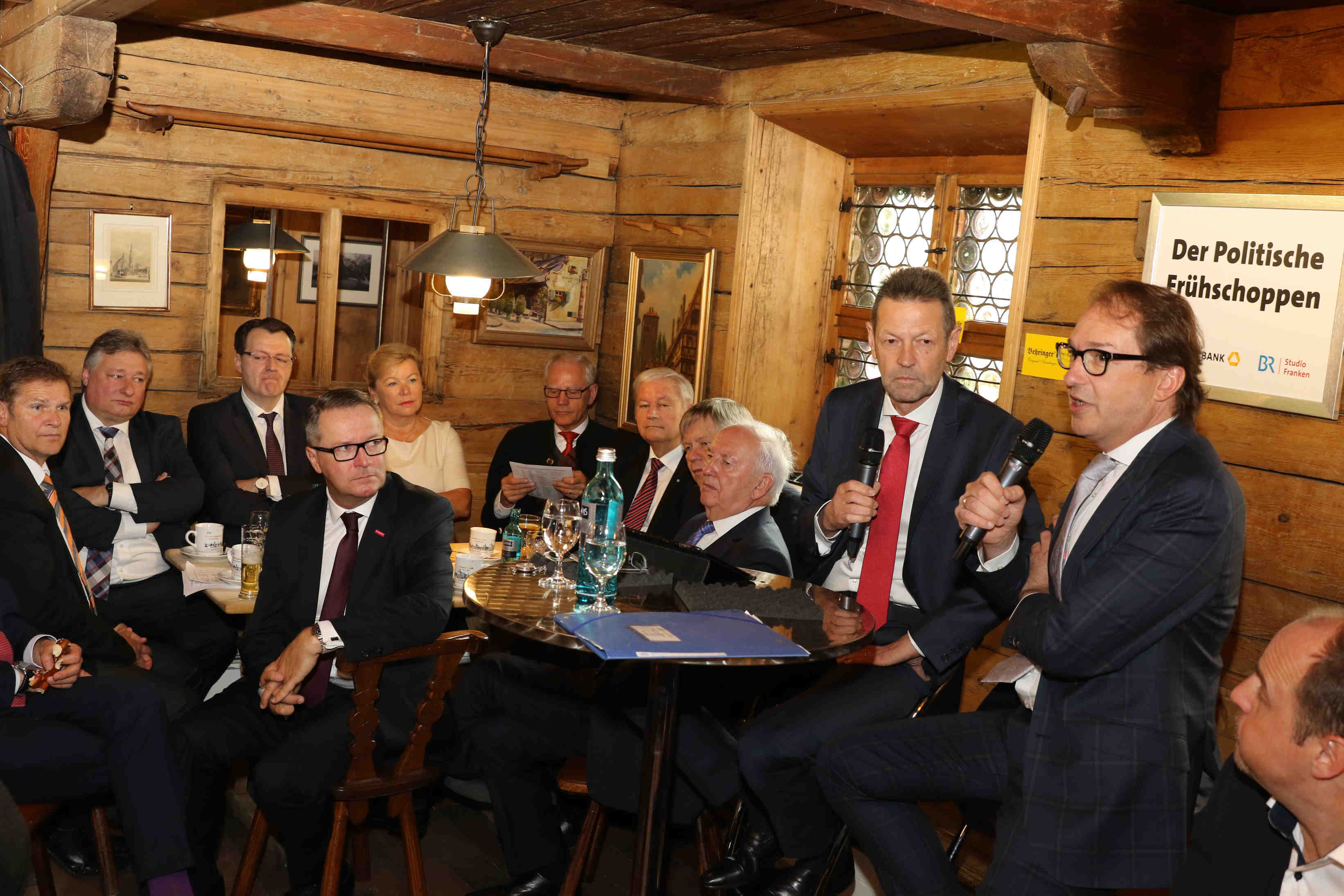 Rund 100 Gäste lauschten beim Politischen Frühschoppen im Bratwursthäusle den Ausführungen von Verkehrsminister Alexander Dobrindt.