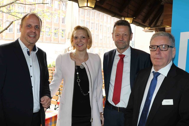 Nürnbergs Bürgermeister Christian Vogel, Dr. Kathrin Degmair, BR-Studio Franken-Leiterin, Martin Wagner, BR-Hörfunkdirektor und Rainer Faupel (v.l.) Frühschoppen-Organisator. | Foto: bayernpress/U. Dreier