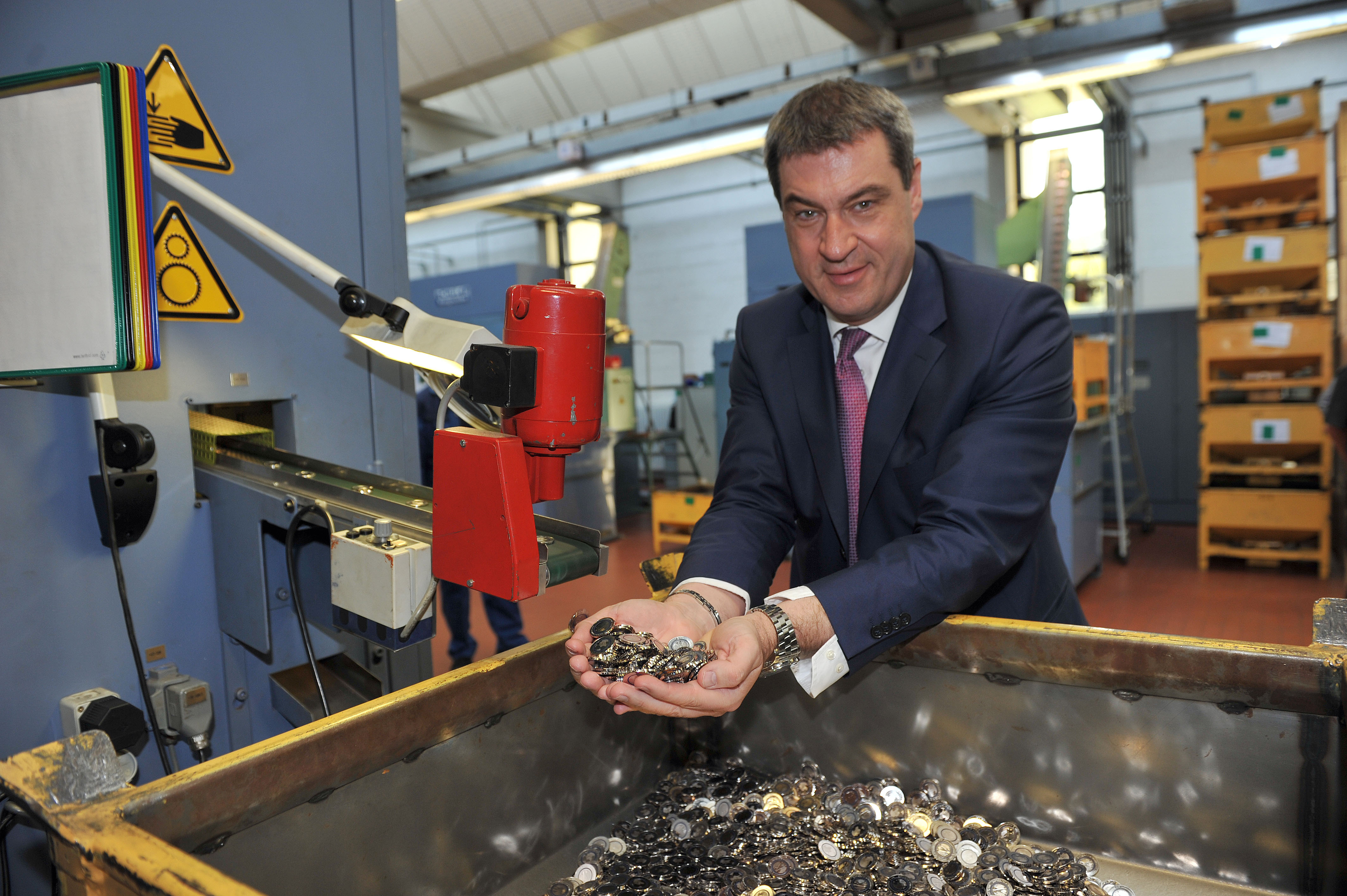 Der bayerische Finanzminister Dr. Markus Söder stellte eine neue fälschungssichere Münztechnologie vor.