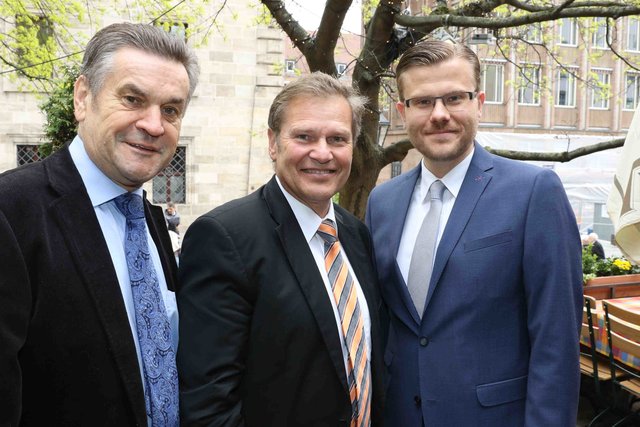 Die Stadträte Kilian Sendner (l.) und Marcus König (r.), mit MdL Hermann Imhof. | Foto: bayernpress/U. Dreier