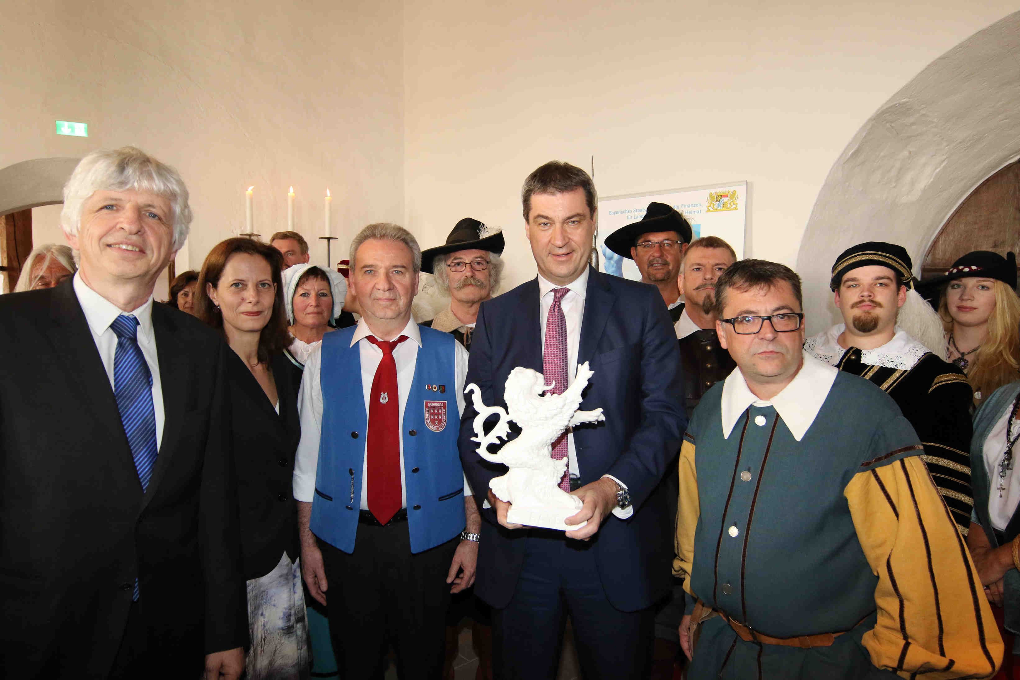 Dr. Markus Söder (Mitte) verleiht den Heimatpreis Mittelfranken an den Wallenstein-Festspielverein e.V., das Fränkische Freilandmuseum Bad Windsheim und die Kunstvilla im KunstKulturQuartier Nürnberg.