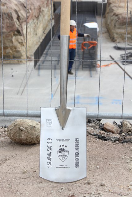 Für die Spaten gab es auch eine extra Gravur. Foto: Ebersberger