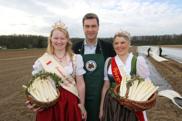 Der bayerische Finanz- und Heimatminister Dr. Markus Söder mit Spargelkönigin Anna Hennicke (l.) und der Knoblauchsländer Spargelprinzessin Veronika Höfler. | Foto: bayernpress
