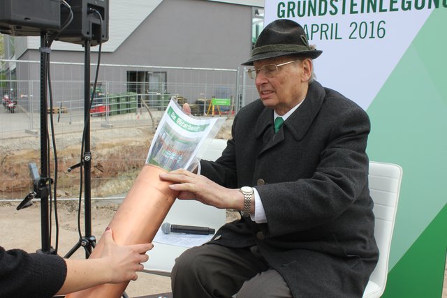 Für Ehrenratsvorsitzender Kurt Georg Strattner war es ein ganz besonders bewegender Moment. Foto: Ebersberger
