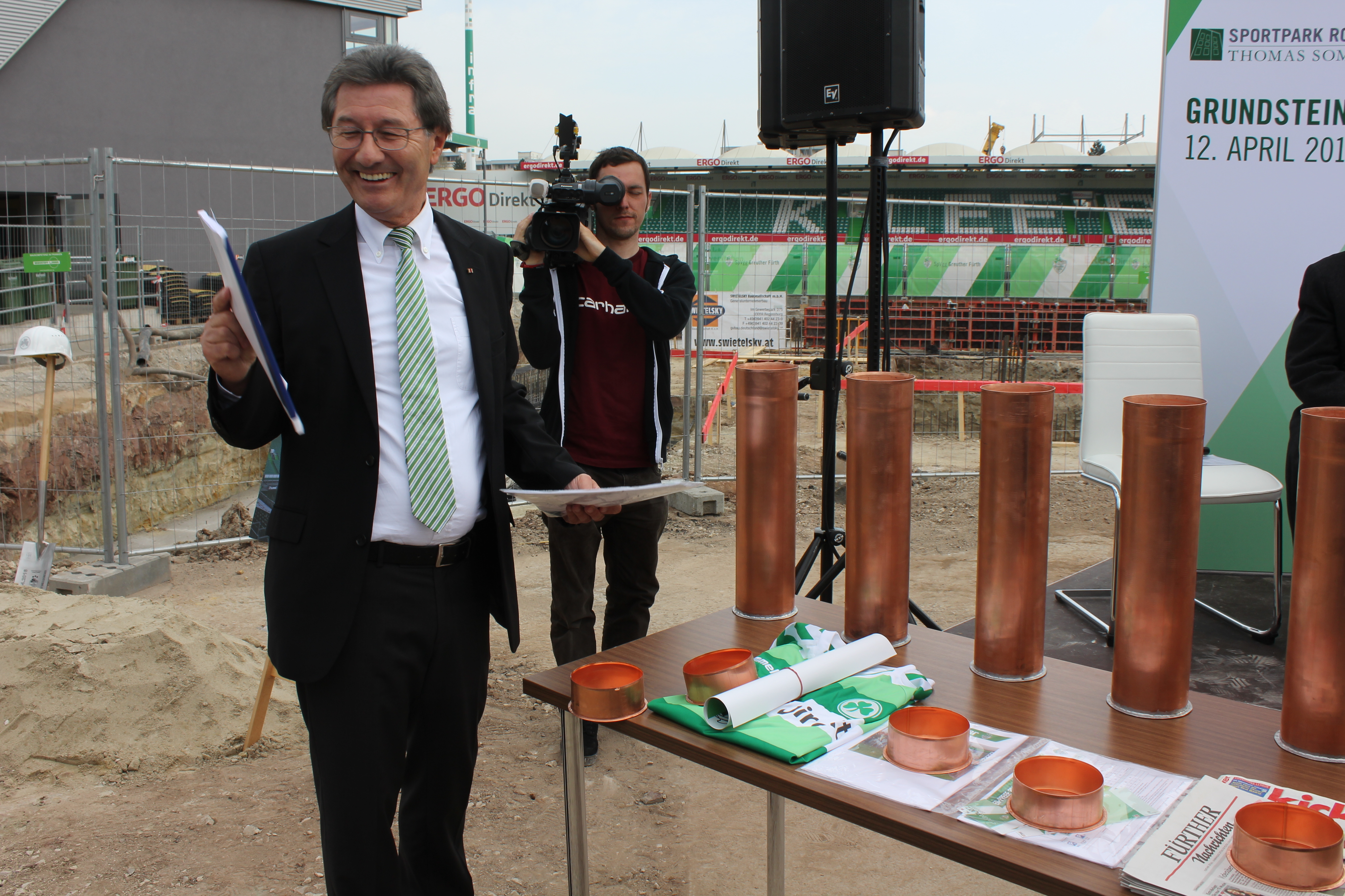 SpVgg-Präsident Helmut Hack füllte im Rahmen der Grundsteinlegung als erster eine der fünf "Zeitkapseln". Foto: Ebersberger