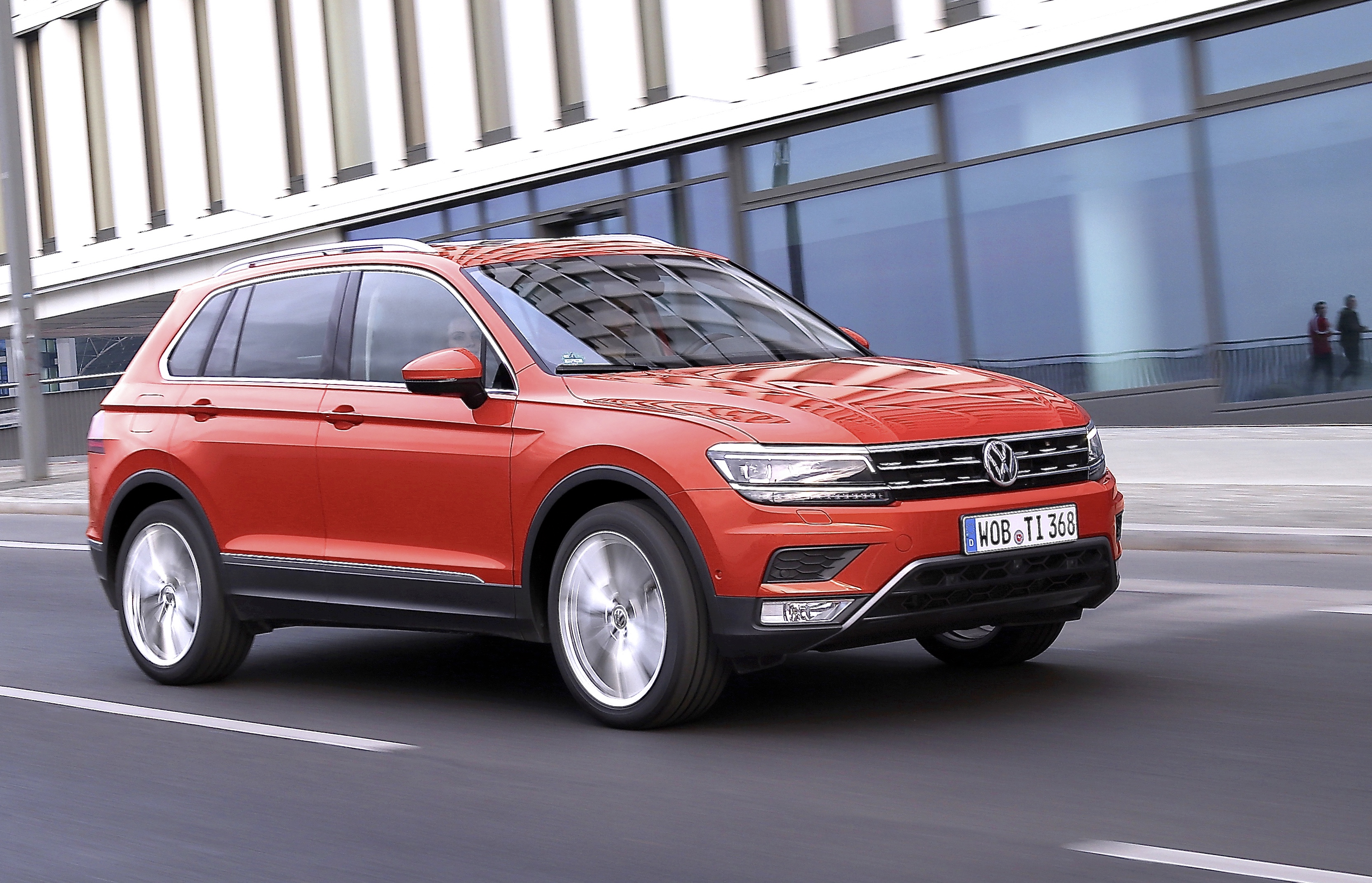 Vorteile gegenüber dem Wettbewerb verspricht sich Volkswagen nicht zuletzt durch die Aufrüstung des Tiguans mit einem umfangreichen Arsenal an Sicherheits- und Komfortmerkmalen. Dazu gehören der Front Assist mit City-Notbremsfunktion und integrierter Fußgängererkennung, der Spurhalte-Assistent, der proaktive Insaßenschutz sowie die pyrotechnisch aktivierbare Fronthaube zum Schutz von Fußgängern und Radfahrern. Foto: Volkswagen