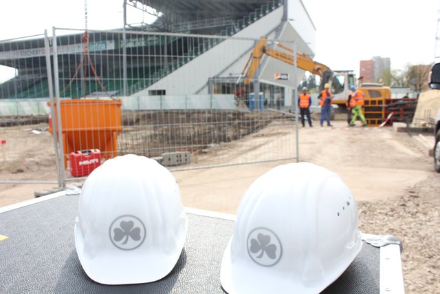 Noch klafft zwischen der Süd- und Nordtribüne eine große Lücke. Doch es wird kräftig an der neuen Haupttribüne gearbeitet. Dabei liegt man bestens im Zeitplan. Foto: Ebersberger