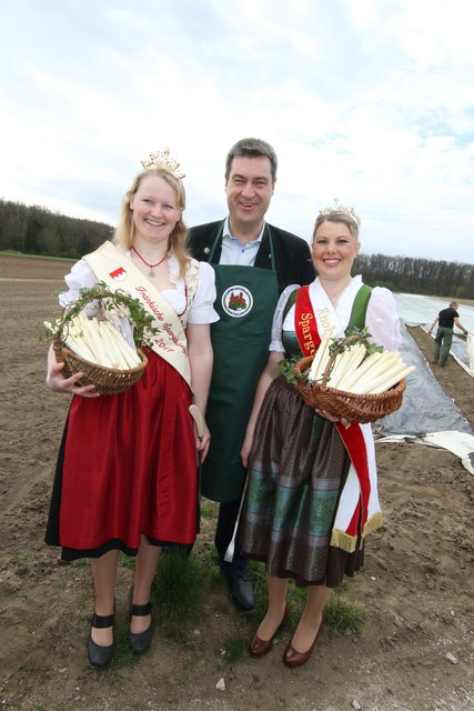 Der bayerische Finanz- und Heimatminister Dr. Markus Söder mit Spargelkönigin Anna Hennicke (l.) und der Knoblauchsländer Spargelprinzessin Veronika Höfler. | Foto: bayernpress