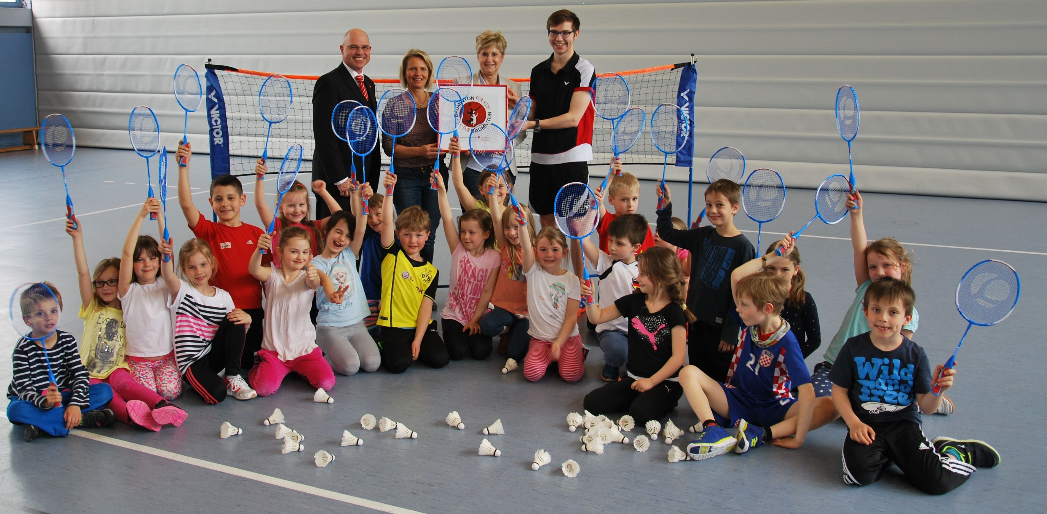 Volker Loyal, Geschäftsstellenleiter der Sparkasse Nürnberg in Zabo, Anita Schwaiger (Konrektorin), Sabine Wolf (Rektorin) und Lukas Gunzelmann (Projektleiter und Badmintontrainer) bei der Übergabe (v.l.).