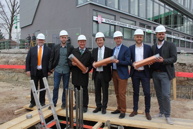 Nach dem Spatenstich wurden die "Zeitkapseln" im Fundament einbetoniert. Foto: Ebersberger