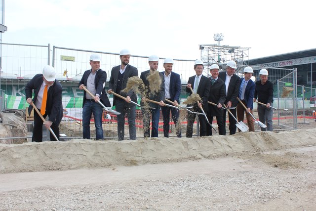 Gemeinsamer Spatenstich an der Baustelle Sportpark Ronhof. Foto: Ebersberger
