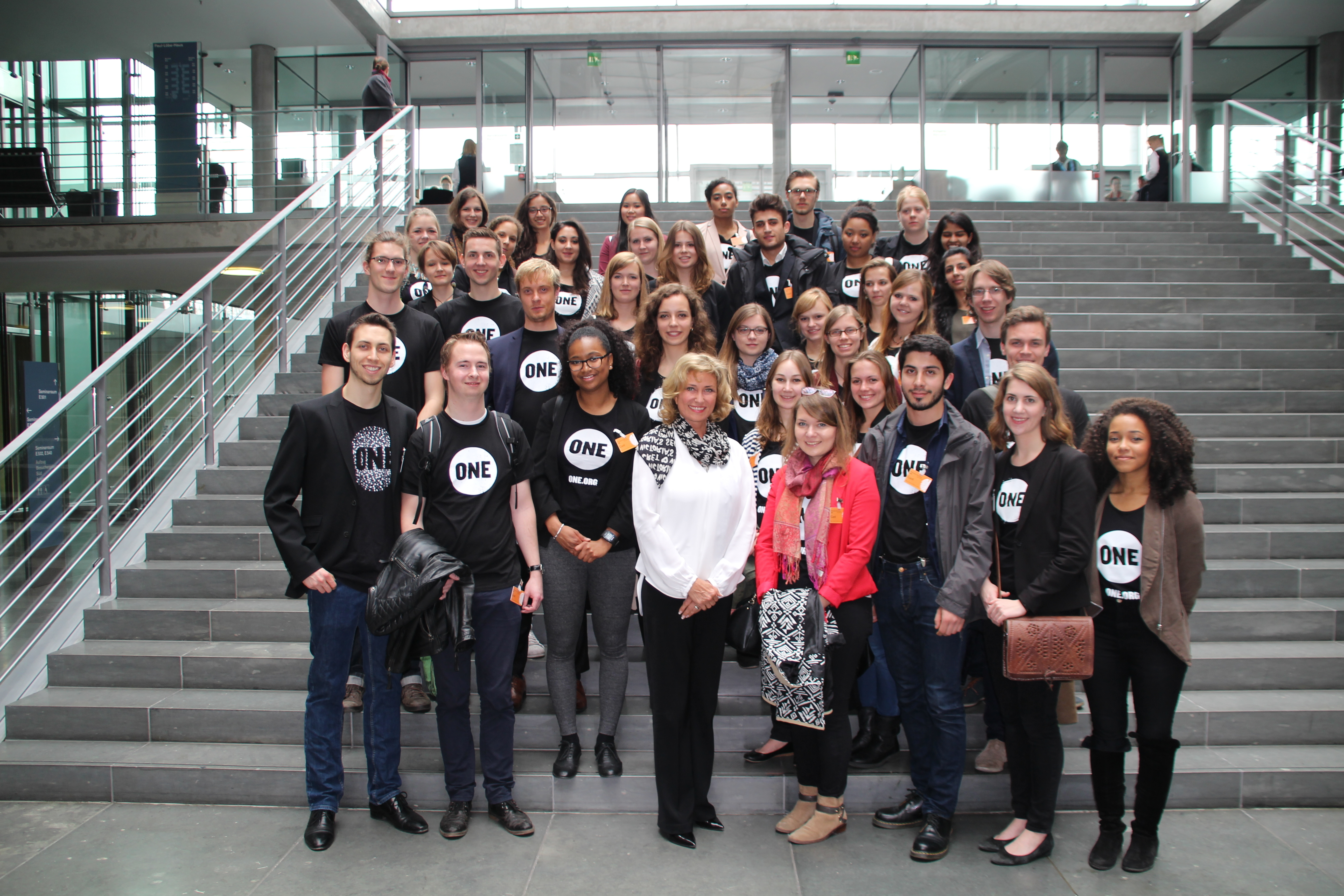 Bundestagsabgeordneten Dagmar G. Wöhrl beim Treffen mit den Jugendbotschaftern von ONE in Berlin.
