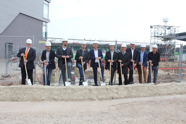 Fast in Mannschaftsstärke bereit für den Spatenstich. Foto: Ebersberger