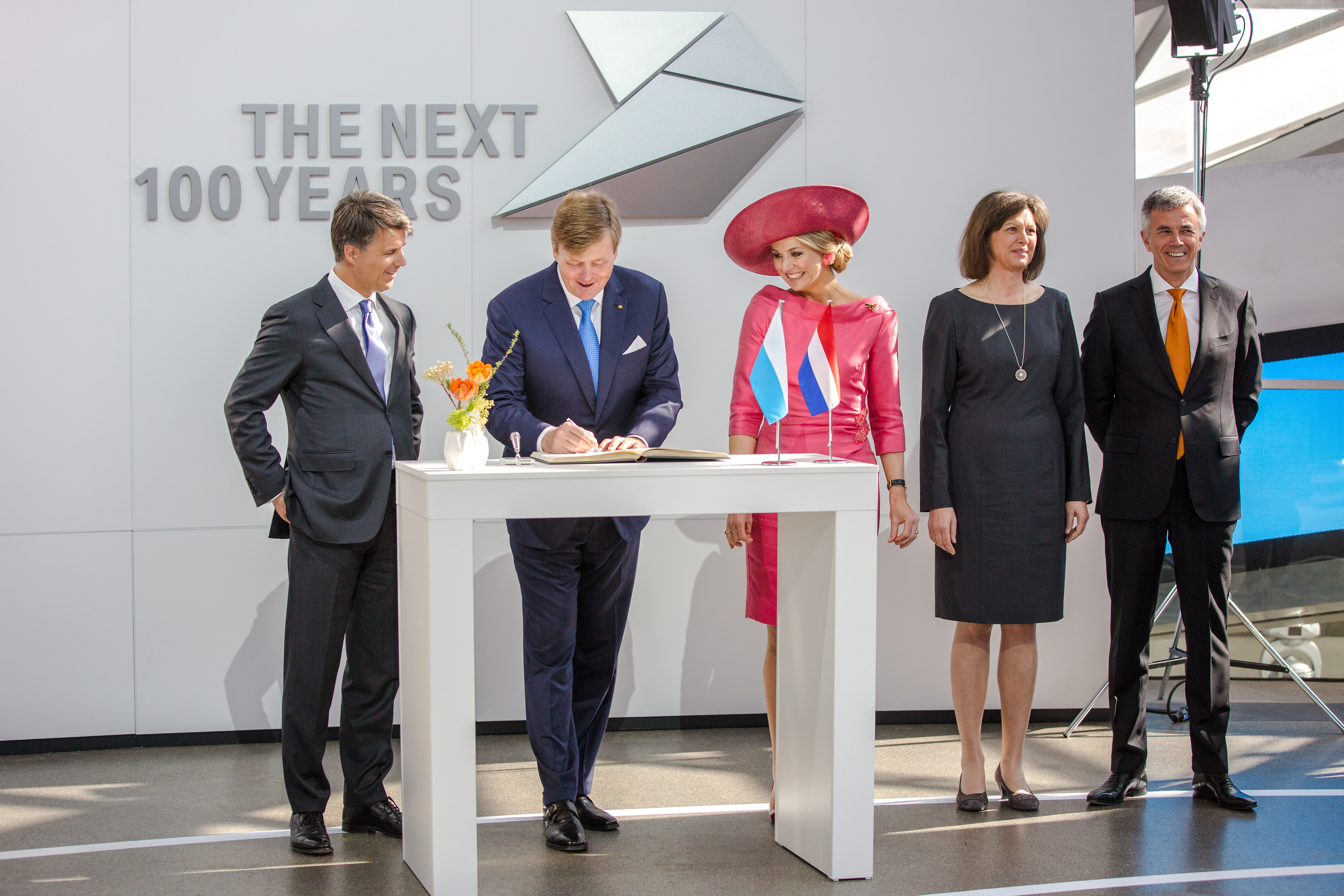 König Willem-Alexander (2.v.l.) und Königin Máxima (Mitte) der Niederlande zu Besuch in der BMW Welt mit der bayerischen Wirtschaftsministerin Ilse Aigner (2.v.r.), Harald Krüger, Vorsitzender des Vorstands der BMW AG (l.), und Peter Schwarzenbauer, Mitglied des Vorstands der BMW AG (r.).