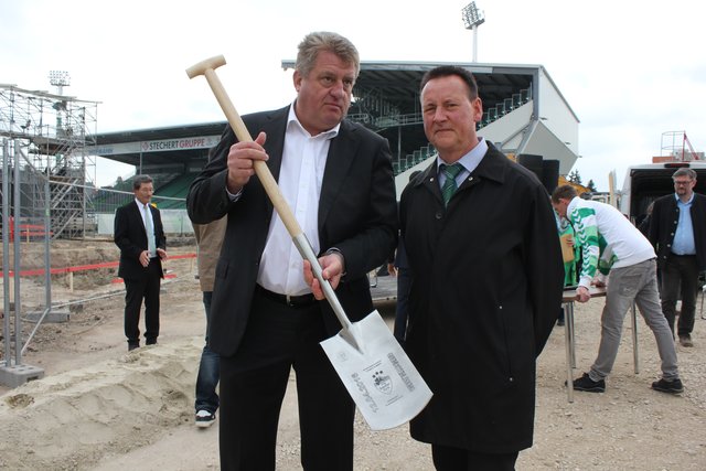 Kleeblatt-Sponsor und Namensgeber für das Fürther Stadion, Thomas Sommer (li.) - hier im Gespräch mit OB Thomas Jung - sicherte sich einen Spaten als Erinnerung an den historischen Moment. Foto. Ebersberger
