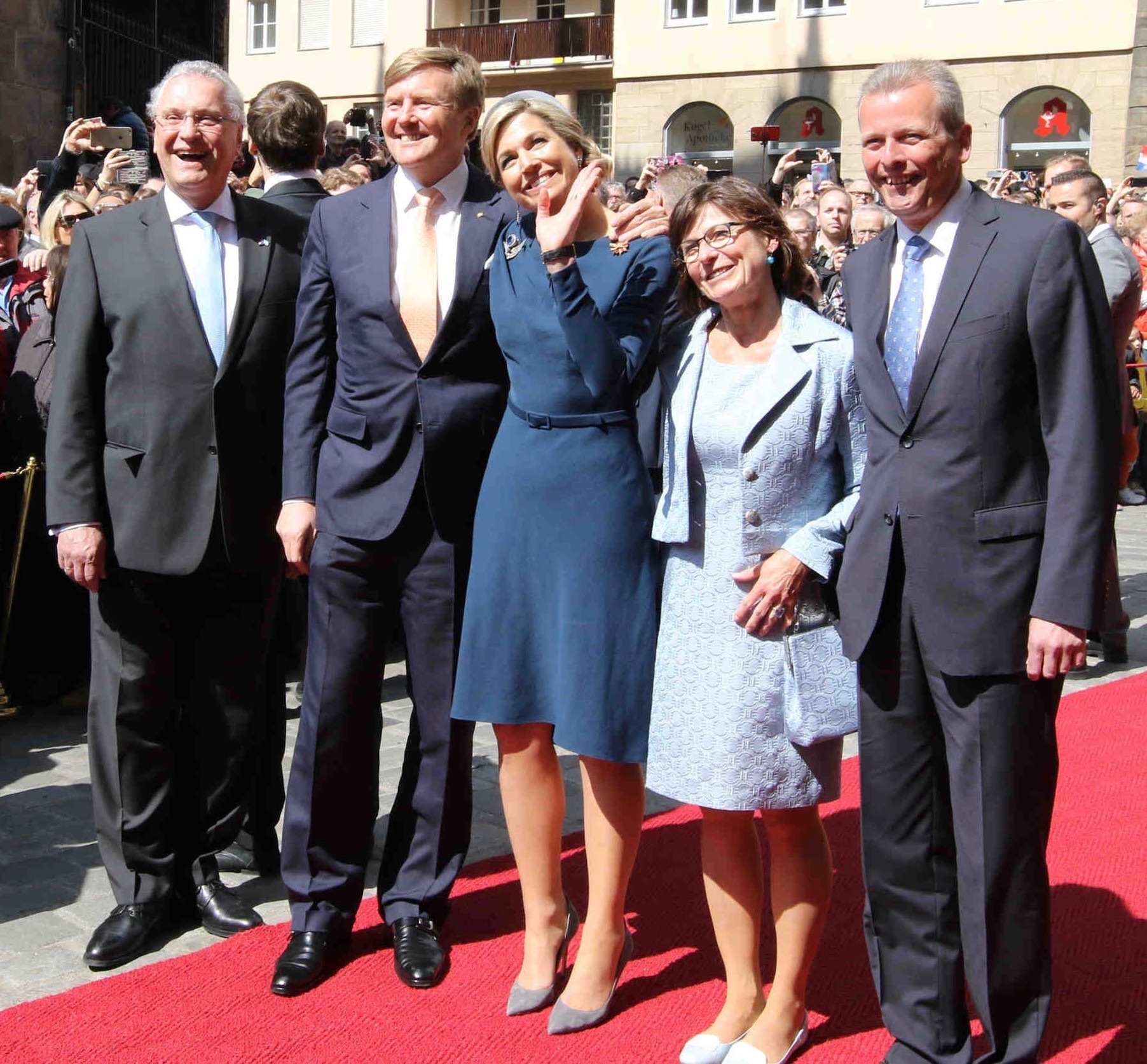 Bezaubernde Königin Máxima (3.v.l.) mit Bayerns Innenminister Joachim Herrmann (l.), König Willem-Alexander (2.v.l.), Petra und Oberbürgermeister Dr. Ulrich Maly (4.und 5. v.l.).