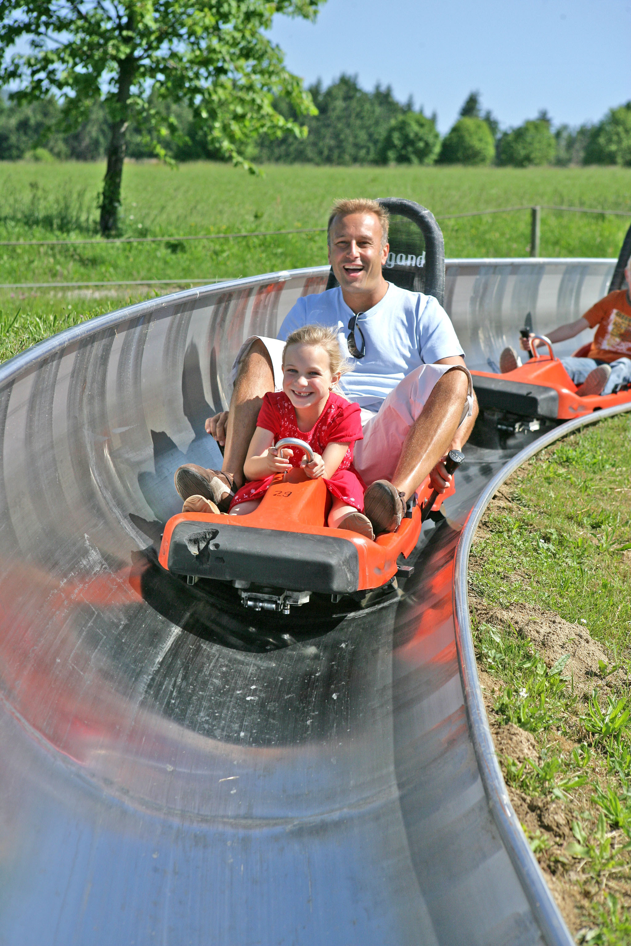 Rasante Abfahrten im Bayerischen Wald gefallen kleinen und großen Urlaubern. Foto: djd/Urlaubsregion St. Englmar