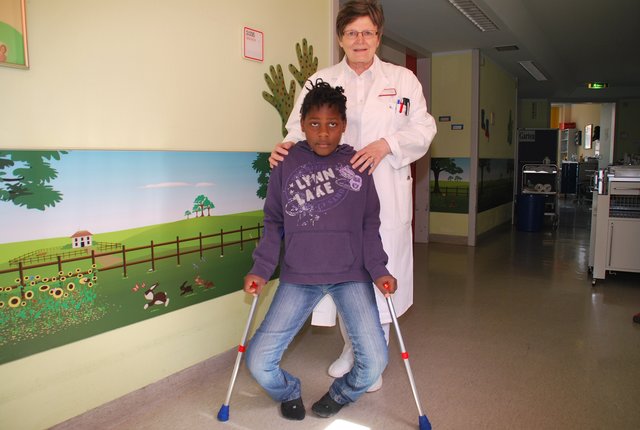 Nur auf Krücken konnte sich Wilna fortbewegen, als sie vor knapp zwei Jahren in die Cnopf´sche Kinderklinik zu Dr. Annemarie Schraml kam - deutlich sind die Fehlbildungen der Beine zu erkennen.