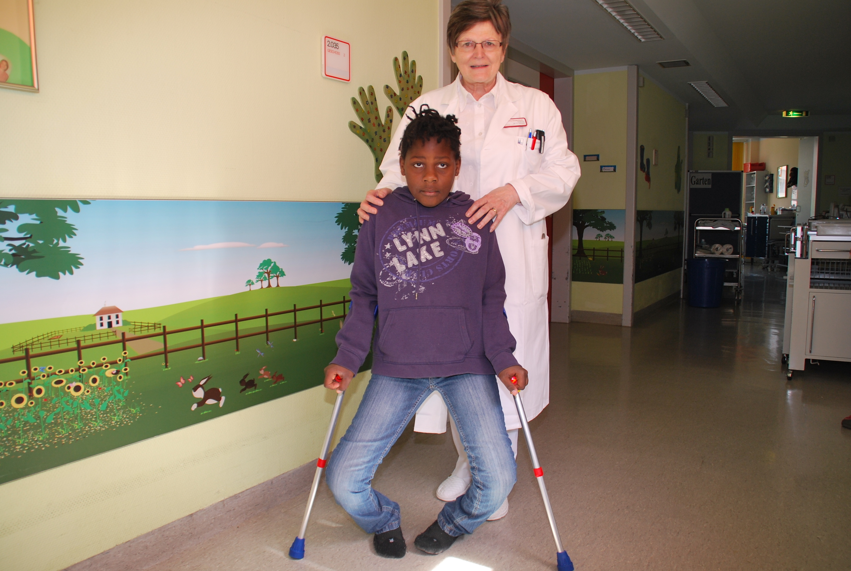 Nur auf Krücken konnte sich Wilna fortbewegen, als sie vor knapp zwei Jahren in die Cnopf´sche Kinderklinik zu Dr. Annemarie Schraml kam - deutlich sind die Fehlbildungen der Beine zu erkennen.