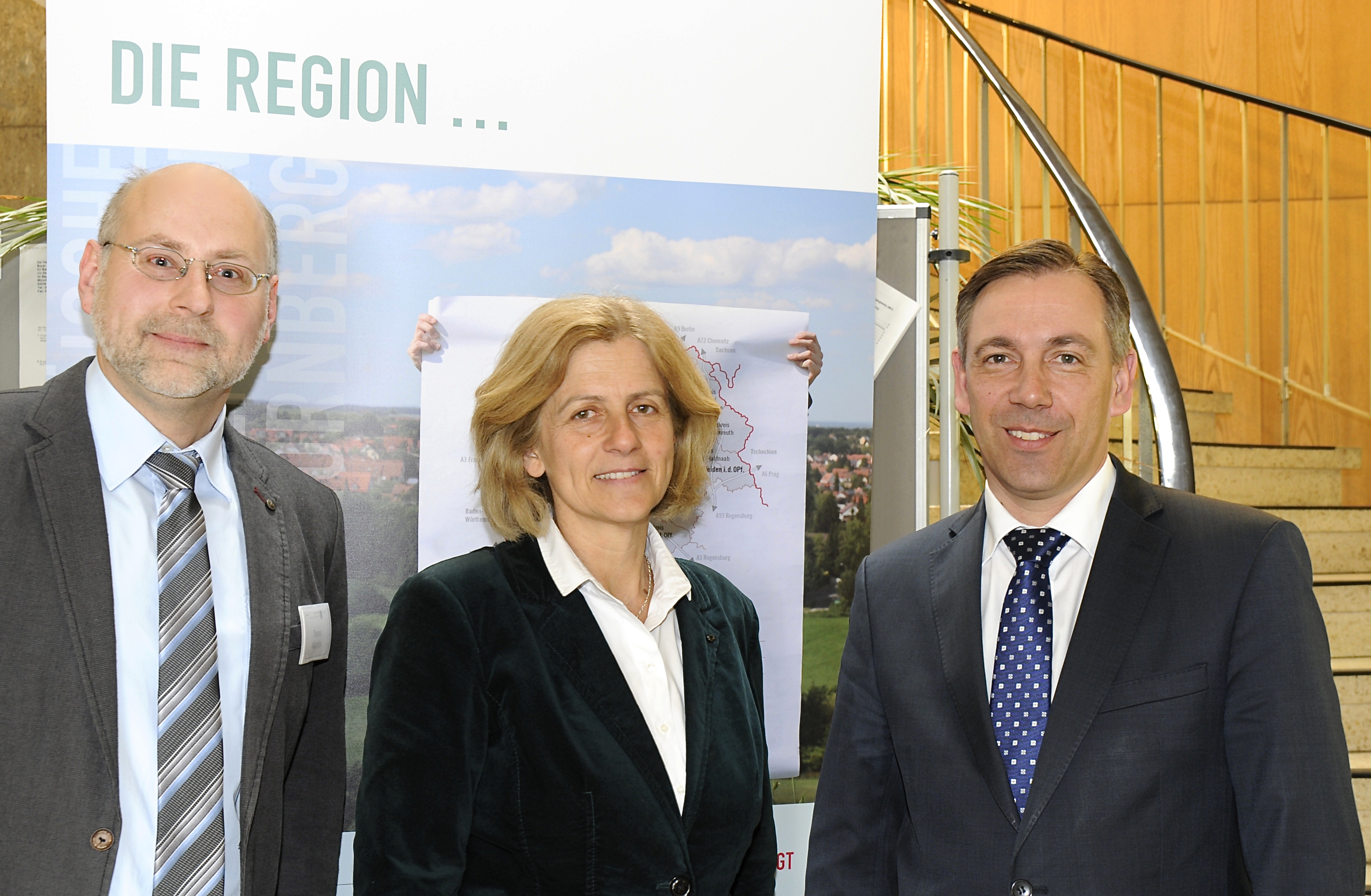 Gastgeber Landrat Alexander Tritthart (r.) und Wirtschaftsförderer Thomas Wächtler empfingen EMN-Geschäftsführerin Dr. Christa Standecker zum 26. EMN-Arbeitsgespräch im Erlanger Landratsamt. Foto: oh
