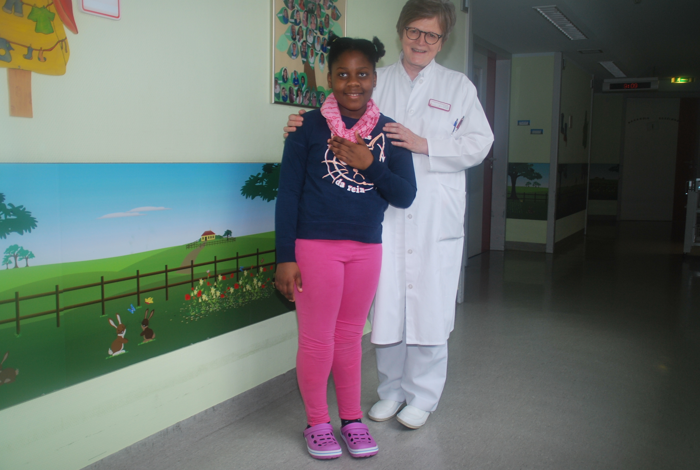Nach mehreren aufwendigen Korrekturoperationen steht Wilna auf beiden Beinen und freut sich darauf bald in die Schule gehen zu können.