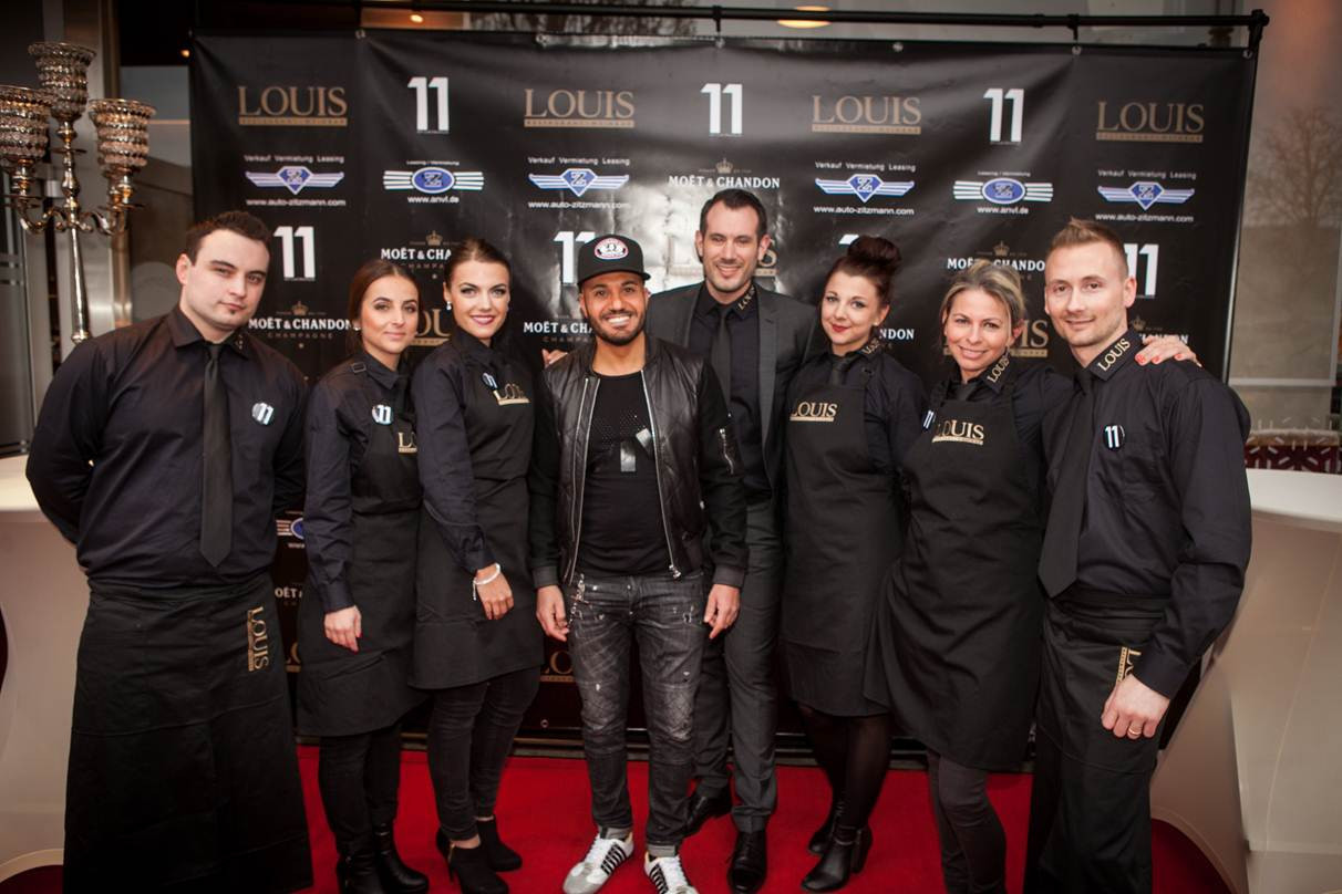 JL Louis (4.v.l.) und sein freundliches Team bieten den Gästen am Kornmarkt ein außergewöhnliches kulinarisches Erlebnis.