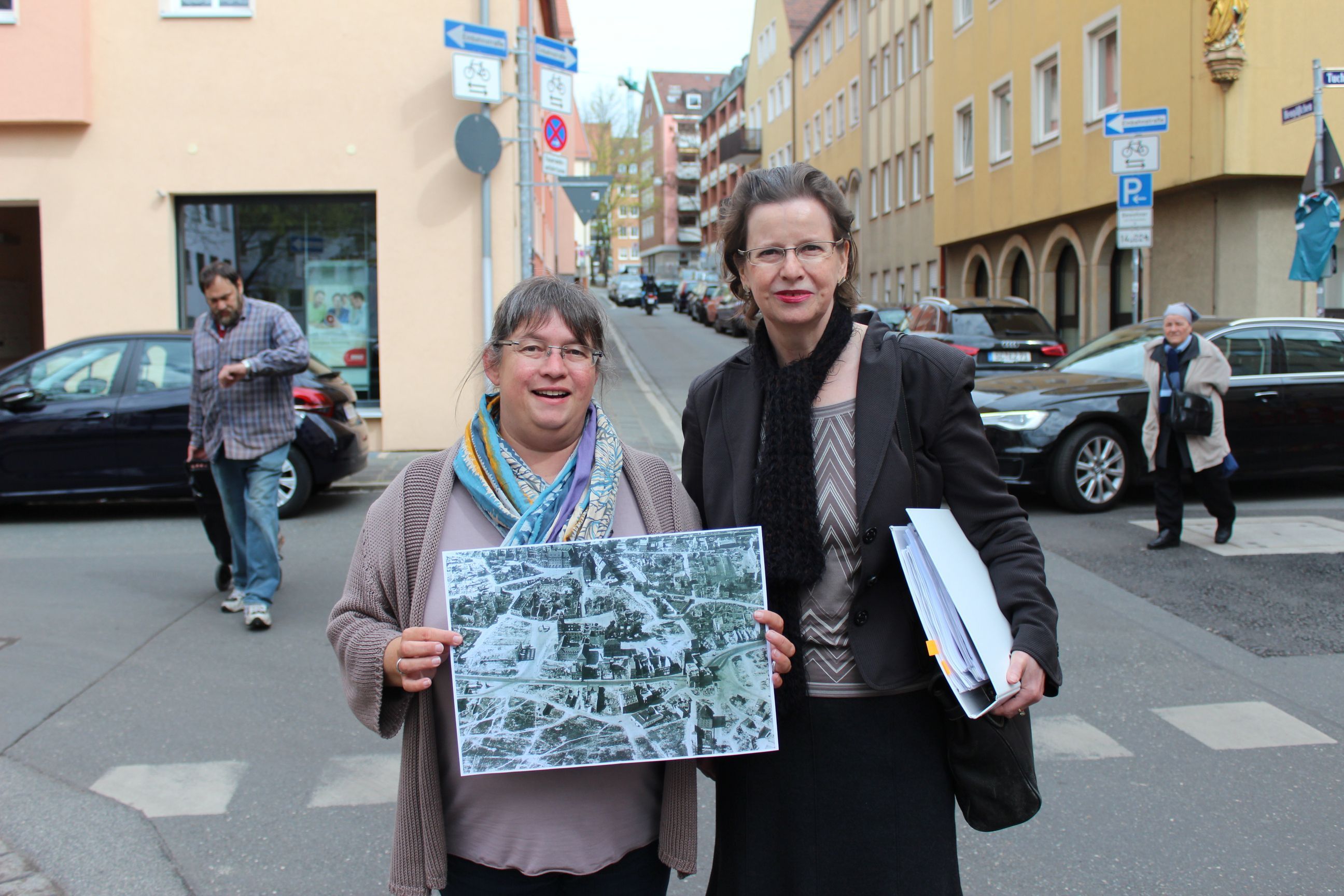 SPD-Fraktionsvorsitzende Dr. Anja Prölß-Kammerer (l.) und Altstadt-Stadträtin Christine Kayser begrüßen das Erinnerungskonzept rund um die Tucherstraße.