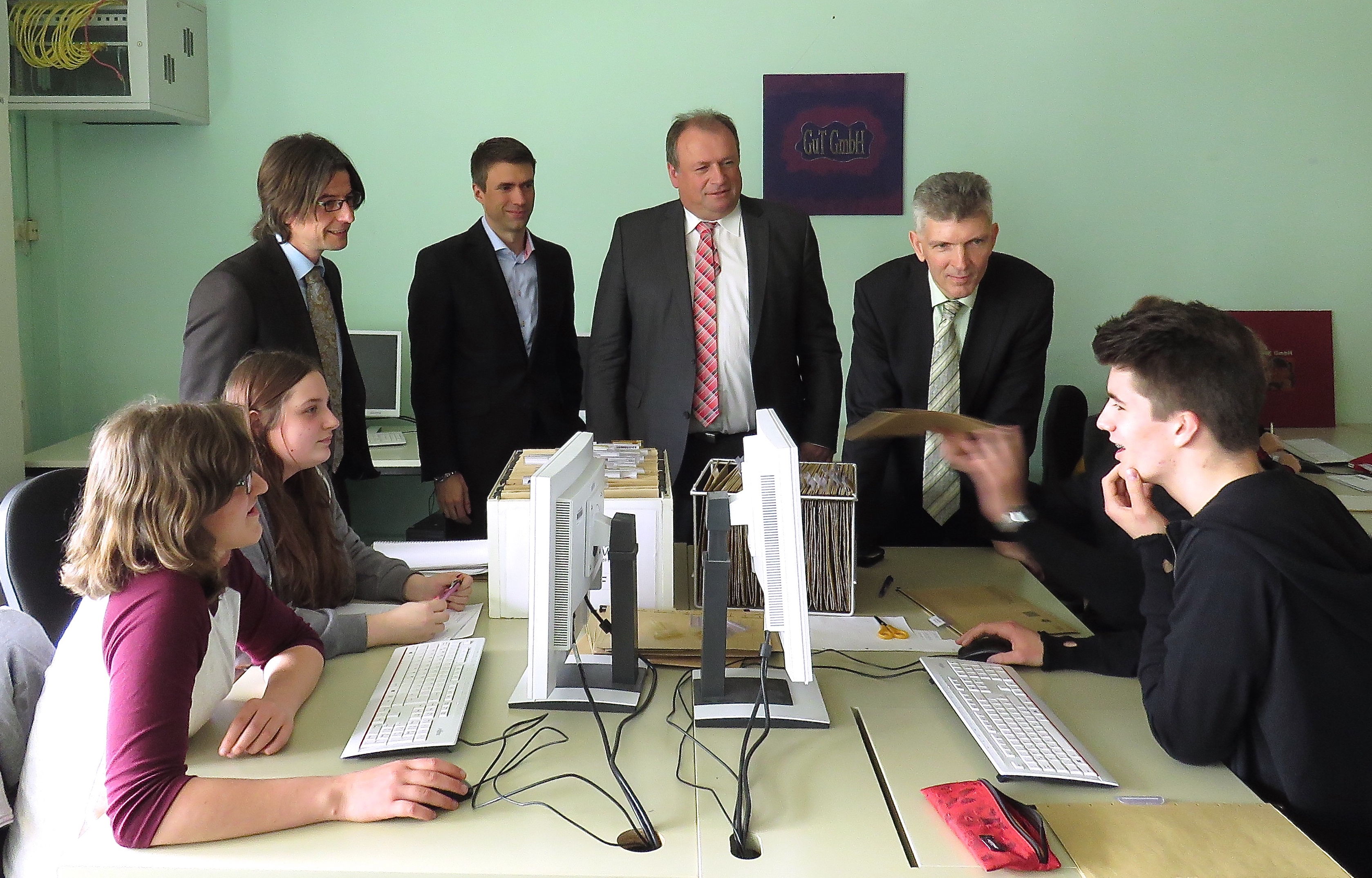 Positive Eindrücke: Stefan Müller, Walter Nussel und Prof. Dr. Gerhard Waschler informierten sich umfassend über die Arbeit an der Wirtschaftsschule. Foto: oh