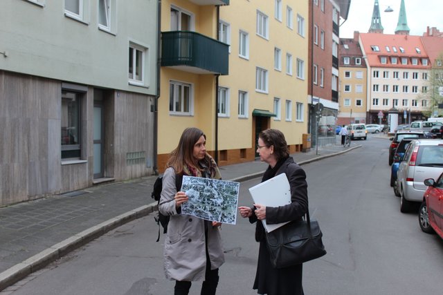 Künstlerin Anja Schoeller und Christine Kayser in der ,,Sebalder Steppe".