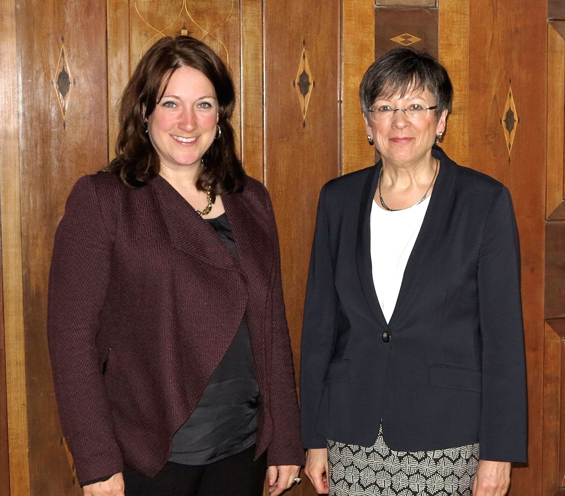 US-Generalkonsulin Jennifer (Jen) Gavito besuchte jüngst Heidrun Piwernetz (r.). Foto: Wolfgang Traßl, Regierung von Oberfranken