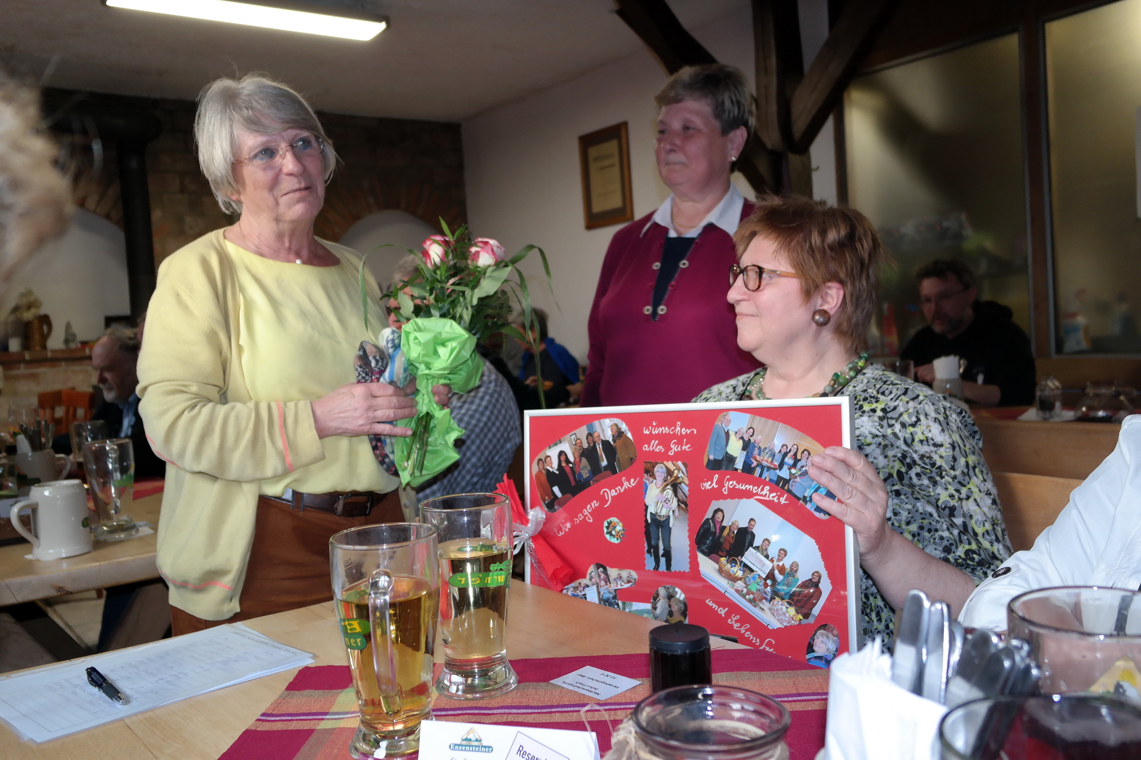 Irmi Vollmuth bedankt sich für das Geschenk
