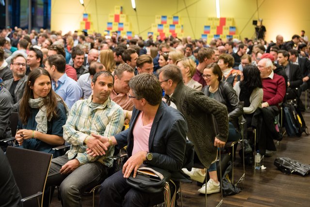 Ein Handshake zur Eröffnung der Web Week 2016 in Nürnberg. | Foto: Stefan Kleeberger