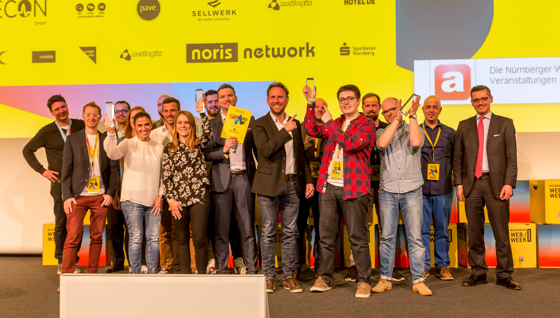 Begeisterter Jubel: Wirtschaftsreferent Dr. Michael Fraas (r.) mit den Preisträger der Web Week Awards.