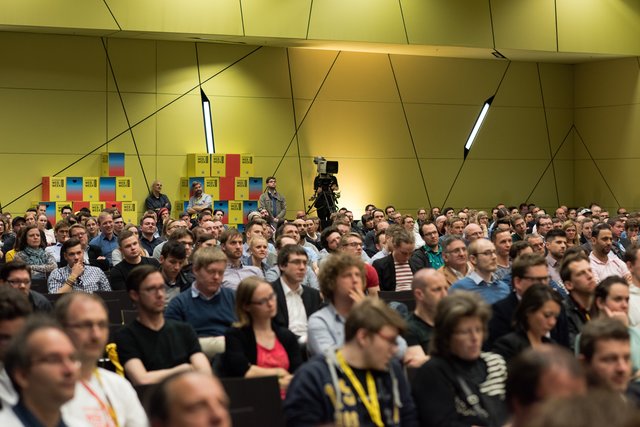 Über 1.000 Besucher kamen am Webmontag zur  Eröffnung der Web Week 2016. | Foto: Stefan Kleeberger