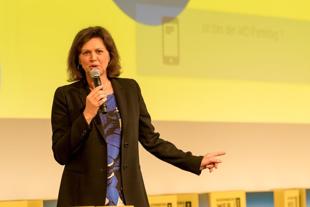 Die Bayerische Staatsministerin für Wirtschaft und Medien, Energie und Technologie Ilse Aigner bei ihrem Grußwort zur Web Week 2016 in Nürnberg. | Foto: Christian Lindner