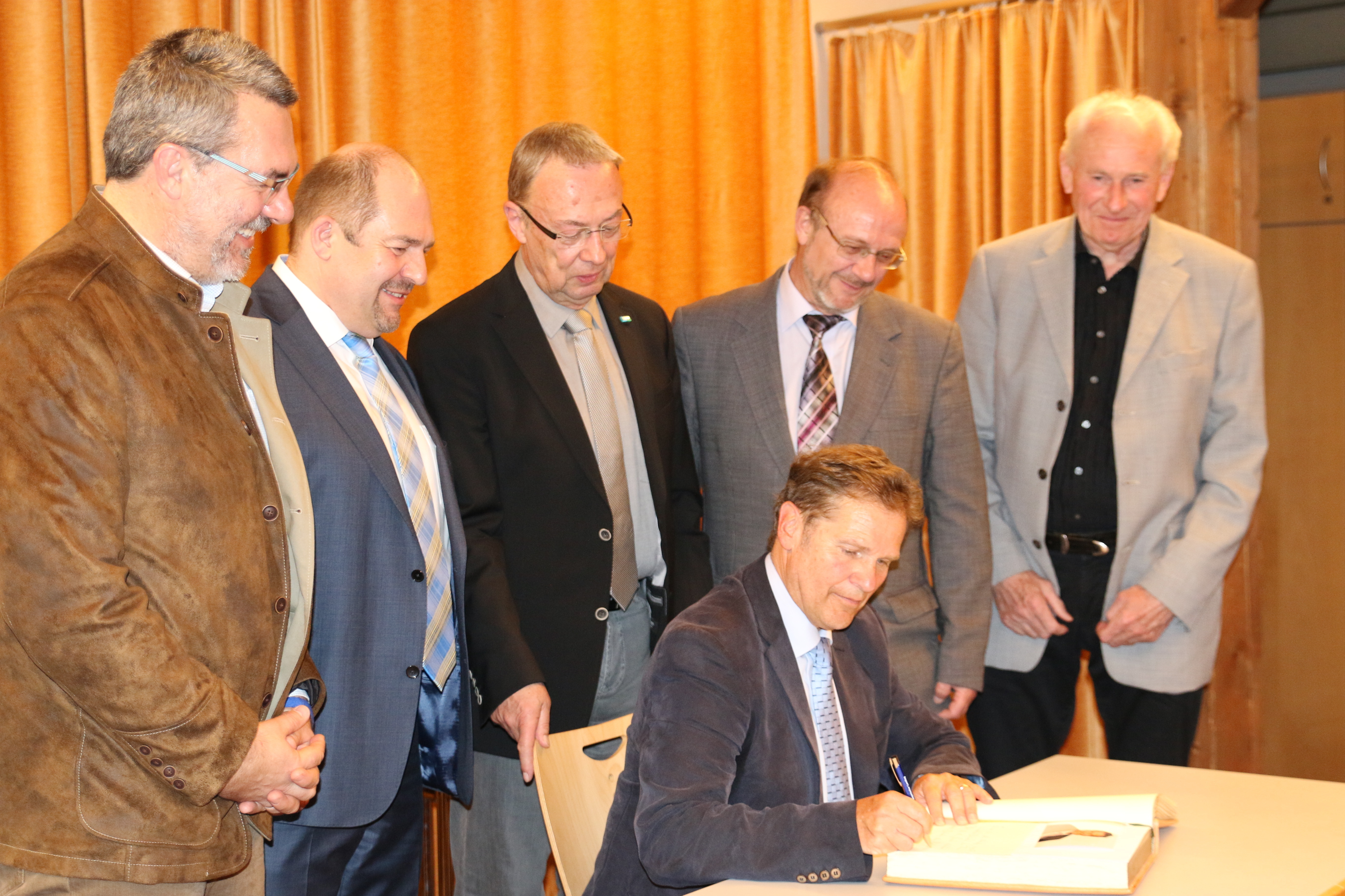 Im Beisein von Gemeinderat Theo Pleyer, Bürgermeister Manfred Hofmann, Gemeinderat Ulrich Weinert, Altbürgermeister Peter Wiesner und Gemeinderat Rainer Fuchs trug sich Imhof ins Goldene Buch der Gemeinde Rückersdorf ein.