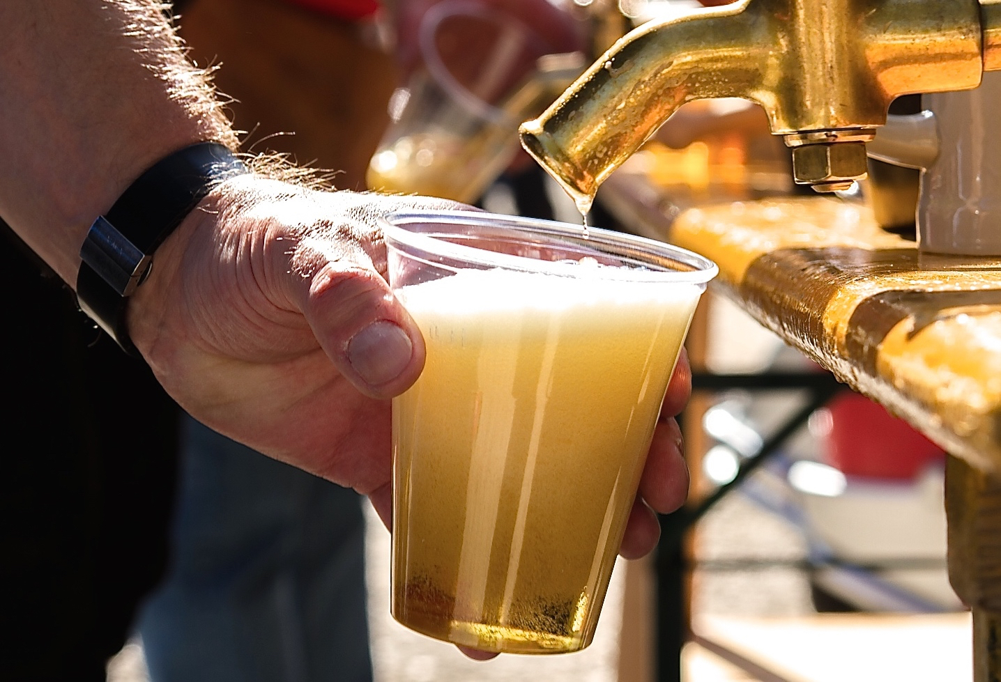 Traditionell wird der Gerstensaft aus den ersten Fässern als Freibier ausgeschenkt. Foto: R. Rosenbauer