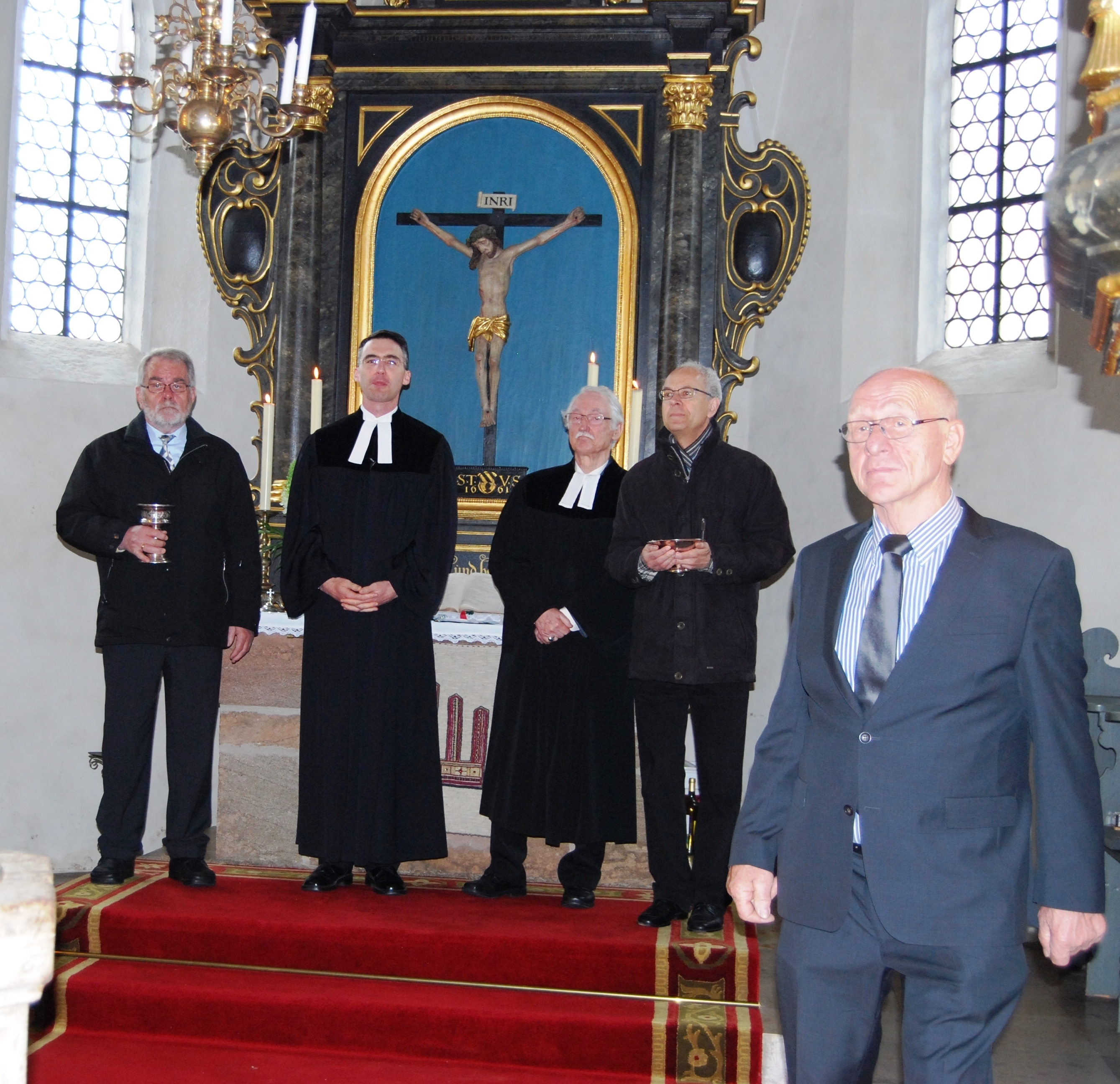 Pfarrer Volker Klemm und Pfarrer Christoph Jäschke in der Mitte, Gerhard Eitner, Wolfgang Schmauß und Walter Eitner